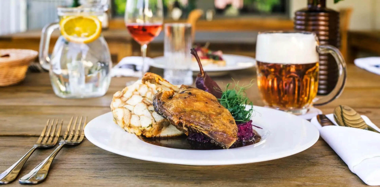 Gebratene Ente mit Semmelknödel auf einem Tisch im Restaurant DEPO in Český Krumlov